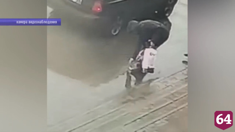 Саратовец поднял чужой телефон на улице и попал под статью