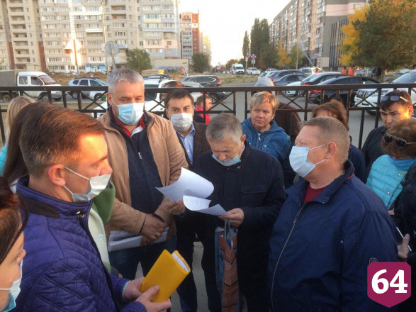 Жители саратовских поселков пожаловались Панкову на нехватку школ и плохие дороги