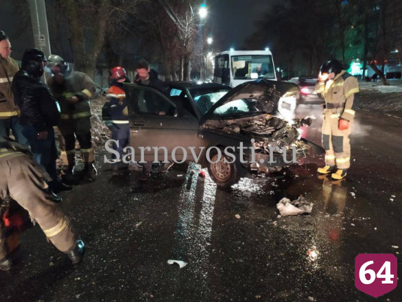 В Саратове пьяный водитель покалечился в ДТП с минивэном