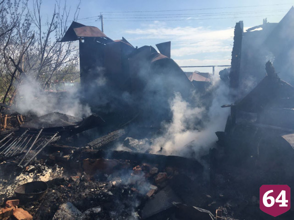 Под Саратовом мужчина не смог спасти на пожаре сожительницу 