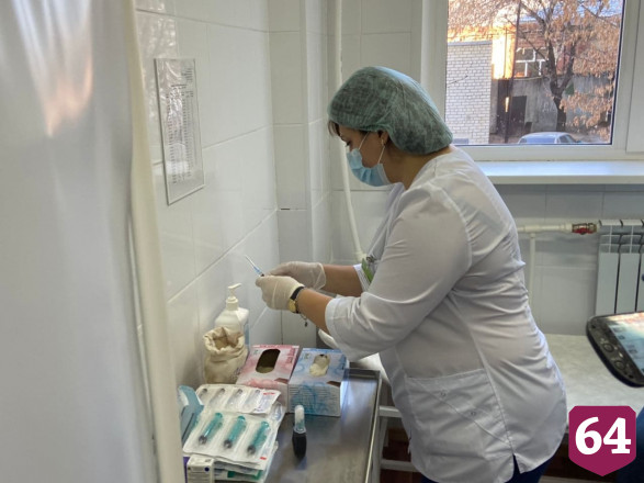 Саратовских врачей начали вакцинировать от коронавируса 