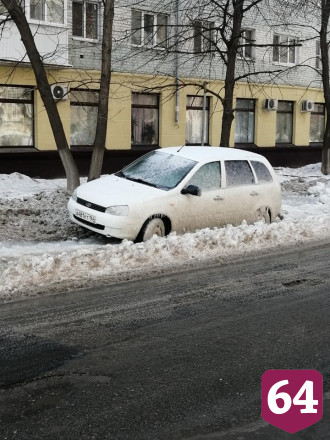В Саратове после прорыва легковой автомобиль вмерз в лед