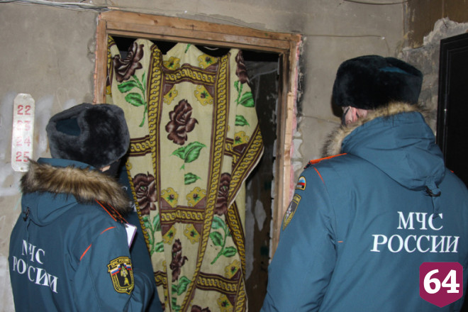 На пожаре в подвале саратовской пятиэтажки спасли бомжа