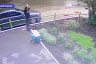 В Саратове пенсионерка сбросила курьеру мошенников деньги из окна