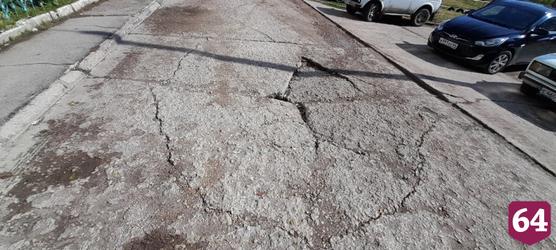 Горожан предупредили о провале на сделанной над погребами дороге