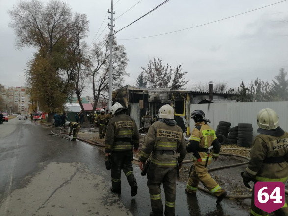 В Саратове сгорела шиномонтажная мастерская