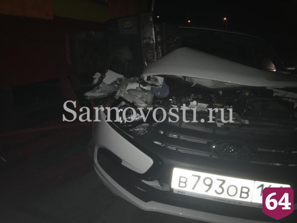 Под Саратовом локомотив врезался в заглохшее на рельсах такси