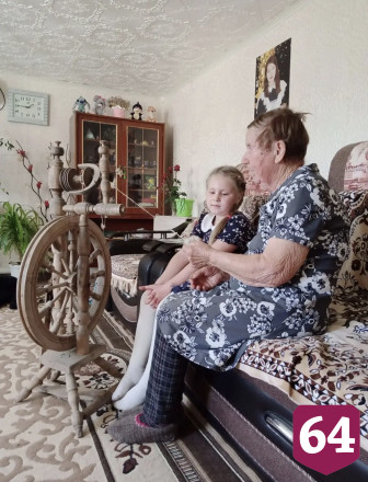 Саратовским детям показали путь от чеса козы к шерстяным носкам 