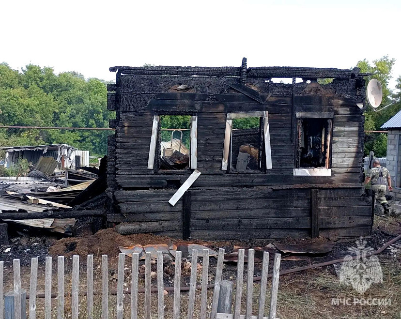 Ночной пожар уничтожил частный дом в Саратовской области 