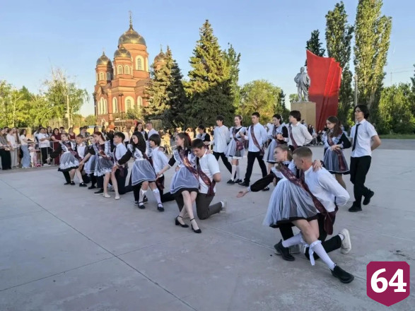 В День города выпускники танцевали школьный вальс