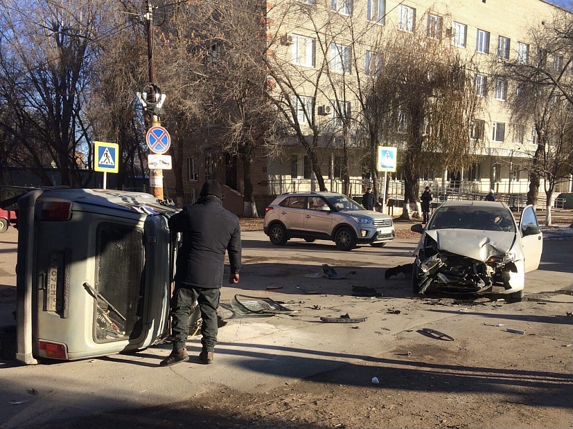 В аварии у детской поликлиники «Нива» перевернулась на бок