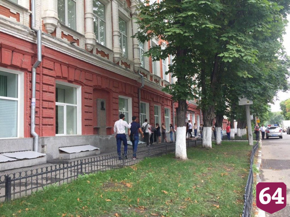 Саратовская молодежь столпилась у здания университета без масок