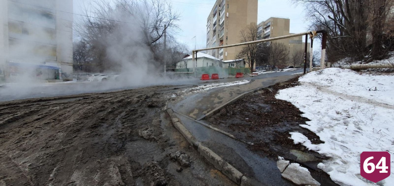 На затопленной улице в Саратове провалился асфальт