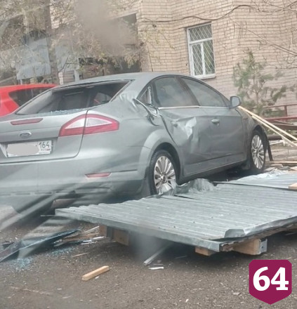Рухнувшая из-за ветра часть балкона разбила иномарку саратовца 