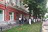Саратовская молодежь столпилась у здания университета без масок