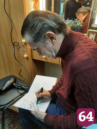Саратовский фотограф вручил Павлу Табакову альбом об отце