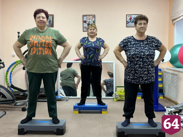 Саратовские пенсионерки для активного долголетия занимаются со степ-платформой