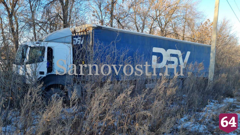 В Саратове фура с мертвым дальнобойщиком вылетела в кювет
