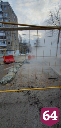 На затопленной улице в Саратове провалился асфальт