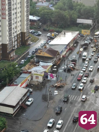 В Саратове потоп превратил автомобили в корабли