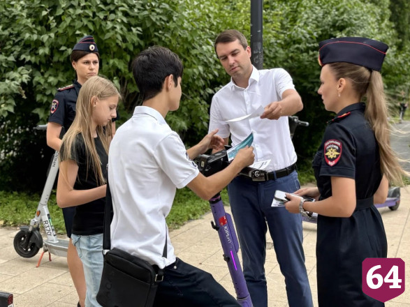 В центре Саратова ловили нарушителей на электросамокатах