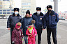 В Саратове автоинспекторы дарили женщинам цветы и читали стихи