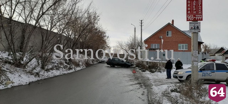 В Саратове водитель легковушки врезался в бетонное ограждение 