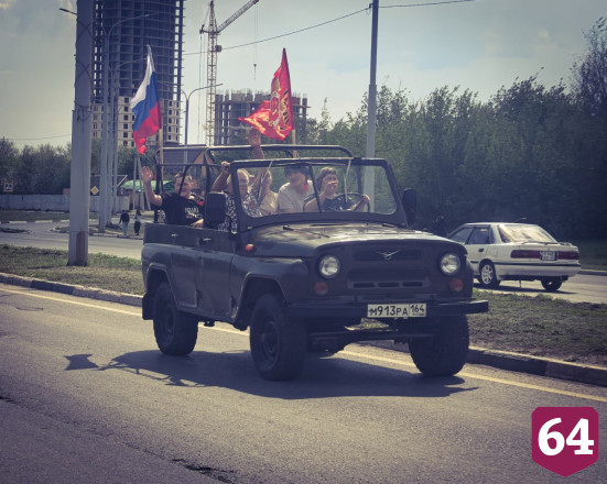 Ретромашины в масштабной колонне автопробега восхитили жителей 