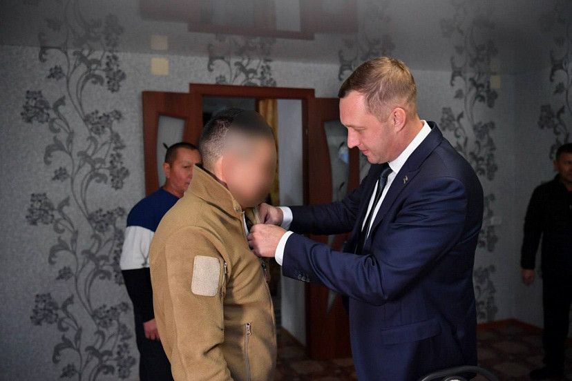 Саратовский губернатор наградил участника СВО за мужество и отвагу