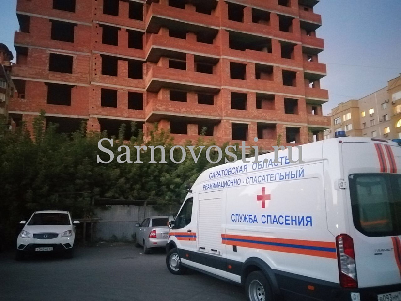 В Саратове спасатели сняли компанию подростков с недостроя 