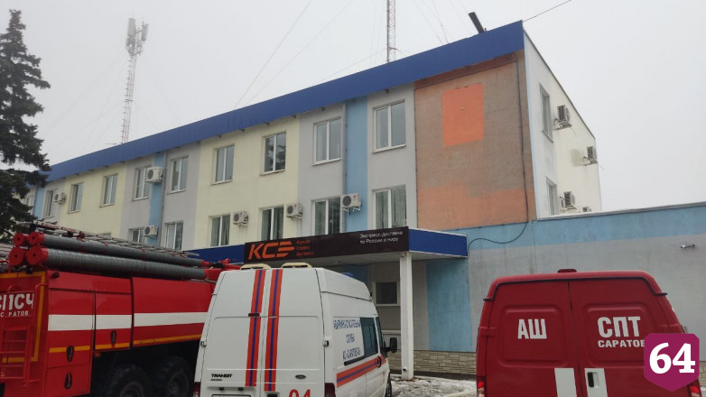 В Саратове пожарные вывели женщину из горящей сауны