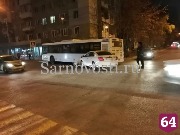 В аварии с пассажирским автобусом под Саратовом пострадали 3 человека