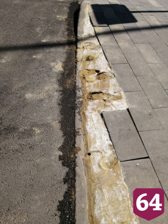 В центре Саратова тротуар залатали песком 