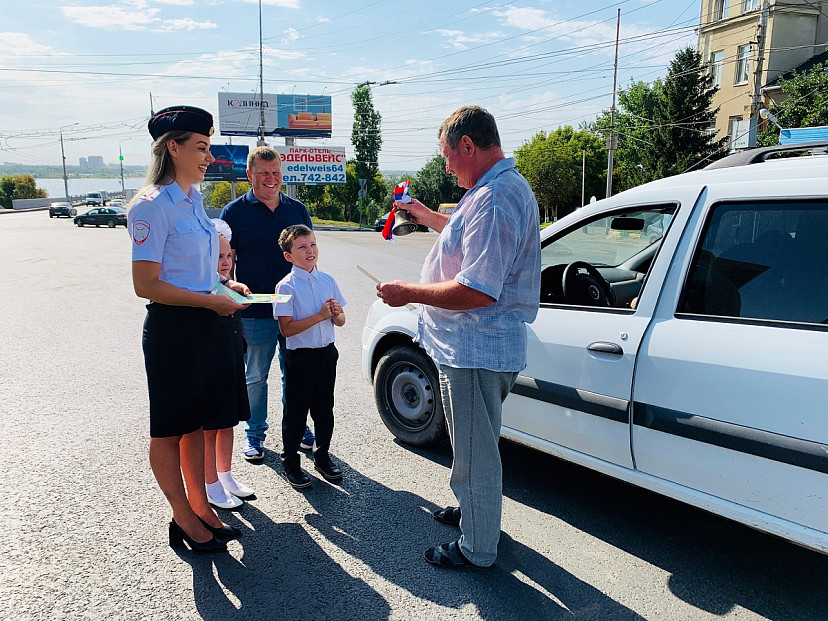 В День знаний школьники на дороге читали водителям стихи 