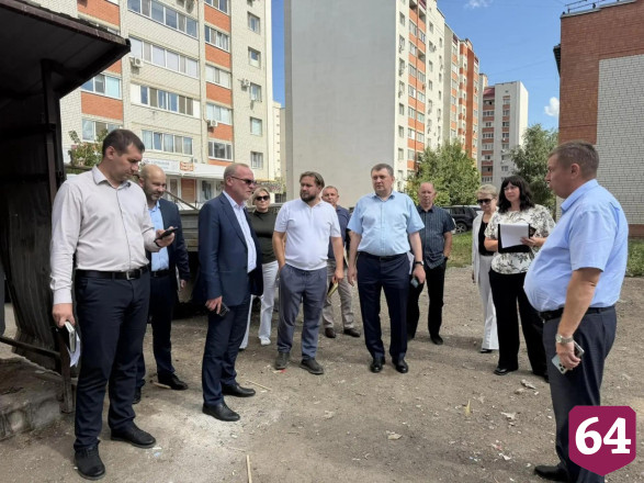 В Энгельсе демонтируют неэстетичные вывески и удаляют граффити
