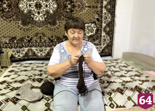 Саратовские бабушки отправят на фронт окопные свечи и шерстяные носки