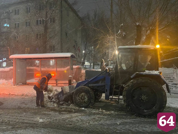 Саратов от снега убирают 184 спецмашины