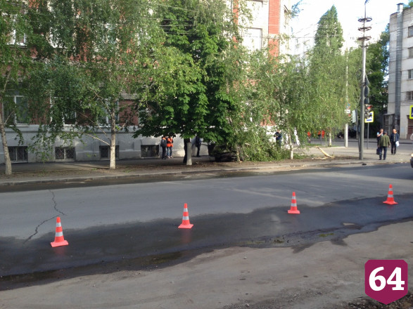 На Вольской внедорожник после столкновения с такси отбросило на тротуар