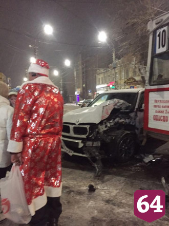 В центре Саратова перед Новым годом девушка на BMW попала под трамвай