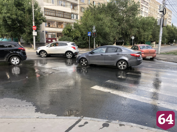 В Саратове водители молятся, чтобы не угодить в дорожную яму