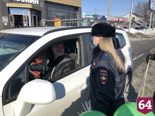 В Саратове полицейские угощали водителей сладостями