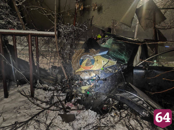 В Саратове двое молодых людей покалечились в ДТП с деревом