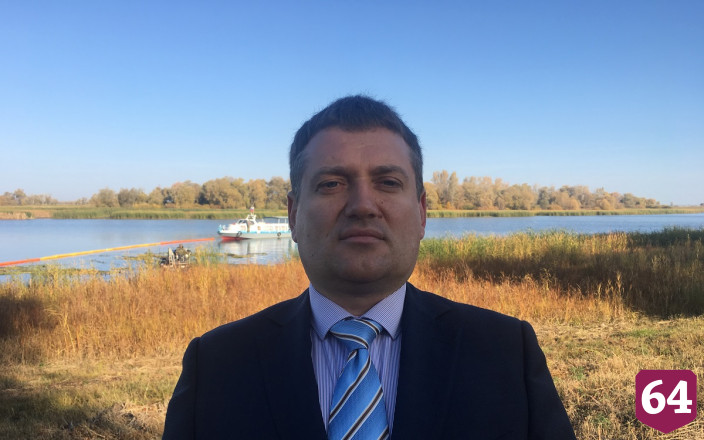 Под Саратовом шведская машина косит камыш в акватории Волги