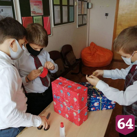 Школьники смастерили игрушки для главной новогодней елки 