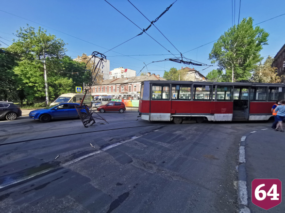 В центре Саратова из-за оторванного пантографа встали трамваи