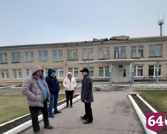 Ураган сорвал крыши нескольких саратовских школ 