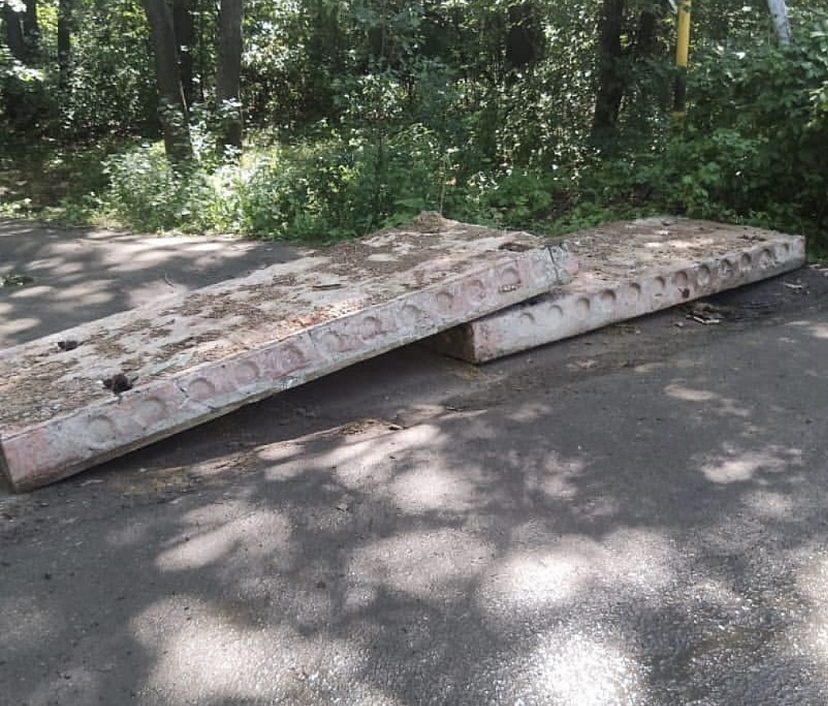 Въезд на пляж под Саратовом перегородили бетонными плитами