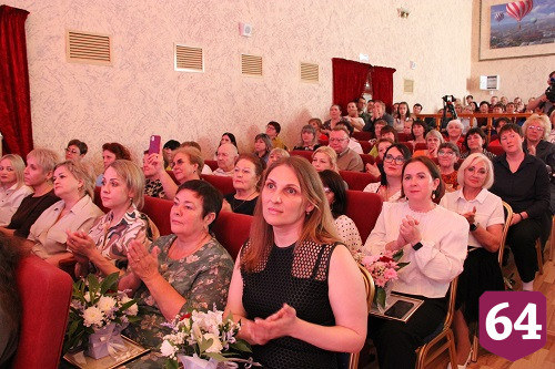 В Энгельсском доме-интернате поздравили сотрудников с профессиональными праздниками
