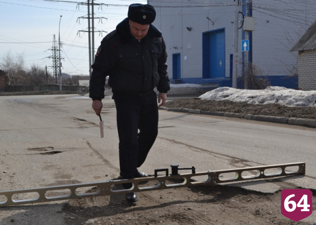 Полицейские измерили ямы на дорогах Саратова 