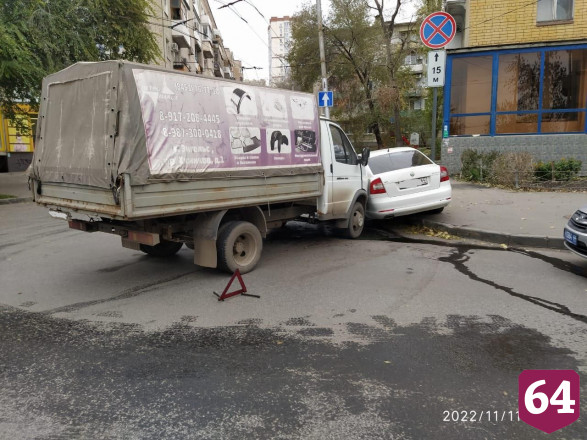 В Саратове «Газель» вынесла иномарку на тротуар